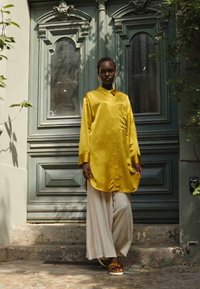 By Malene Birger OLISSE - Vestido camiseiro - autumn green
