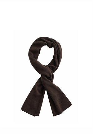Écharpe tricotée marron foncé pliée en boucle avec une extrémité croisée sur l'autre sur fond blanc.
