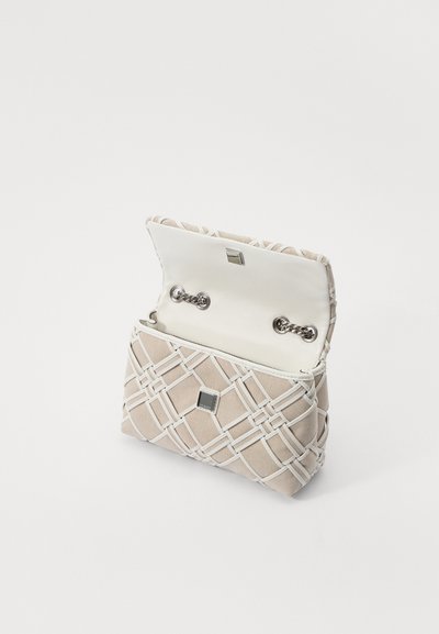 Clutch in tessuto beige con motivo geometrico bianco, chiusura in metallo argentato e fodera interna liscia. Forma compatta e rettangolare.