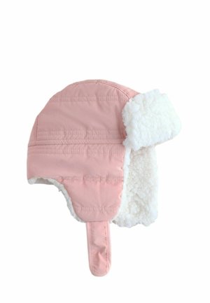 Helle rosa Trappermütze mit dickem, weißem Fleecefutter, gebogenen Ohrenklappen und einem Kinnriemen; verfügt über eine gesteppten Textur und glattes Material.