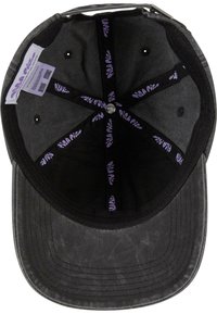 Căciulă neagră cu o margine curbată și un exterior texturat. Interiorul include branding violet și orificii de ventilație. Elemente de design cu contrast ridicat.