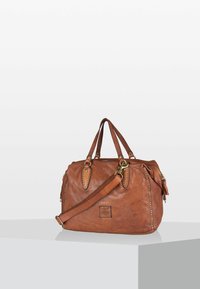 Borsa a mano in pelle marrone con doppi manici superiori, tracolla rimovibile, accessori in metallo dorato, dettagli borchiati e chiusura con zip.