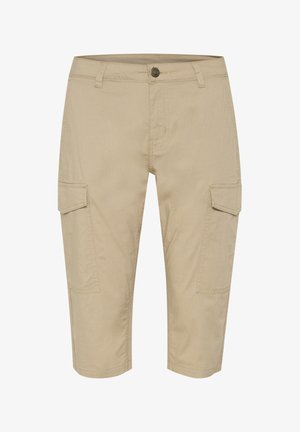 Beige cargo shorts dengan potongan panjang sampai lutut, saku samping, penutupan kancing, dan bahan campuran katun yang tahan lama. Tekstur yang halus.