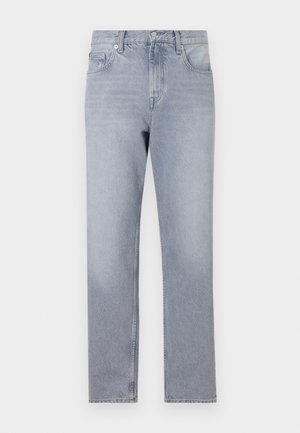 Jeans in denim azzurro chiaro con taglio dritto, dotati di cinque tasche, chiusura con bottone e leggero sbiadimento per texture.