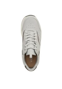 Lichtgrijze sneaker met een glad bovenwerk van synthetisch materiaal, geperforeerde details, ronde neus, platte veters en contrasterende donkergrijze accenten.