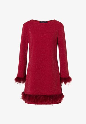 Rotes Glitzerkleid mit Bootsausschnitt, langen Ärmeln und Federakzenten an den Ärmelbündchen und dem Saum. Glatte Textur mit einer taillierten Silhouette.