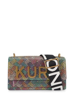 Borsa a tracolla multicolore in tessuto intrecciato con logo metallico "KUR" in oro, tracolla nera con scritte bianche, forma rettangolare, superficie texture.