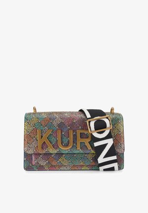 Borsa a tracolla multicolore in tessuto intrecciato con logo metallico "KUR" in oro, tracolla nera con scritte bianche, forma rettangolare, superficie texture.