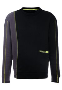 Sudadera negra y gris con mangas largas, que presenta puños acanalados y una puntada de acento verde. Muestra un parche de logo. Textura de tela suave.