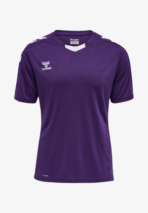 Lilla kortærmet sportsjersey med v-hals, der har hvide accenter på skuldrene og et logo på venstre front. Fremstillet af åndbart materiale.