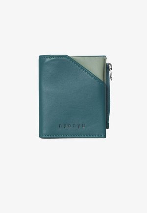 Portafoglio in pelle color teal con un'accents diagonale verde, scomparto con zip e nome del brand impresso. Texture liscia con bordi cuciti.