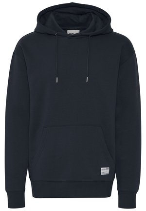 Marinblå hoodie i mjukt material, med en framficka, dragsko i huvan samt ribbade muddar och nederkant. Märkt med en liten etikett.