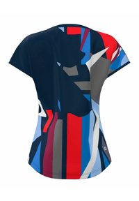 Kurze Ärmel Sportshirt mit einem abstrakten geometrischen Muster in Blau, Rot, Grau und Weiß auf einem marineblauen Hintergrund. Glatte Stofftextur.