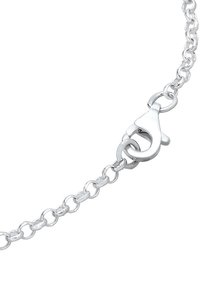 Silberne Kettenarmband mit ovalen Gliedern und einem Karabinerverschluss, mit einem glänzenden Finish und glatter Oberfläche.