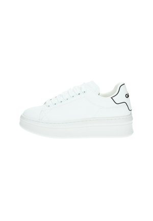 Sneakers bianchi in pelle, con un design elegante, punta rotonda, suola spessa e un sottile accento nero sul tallone. Sei fori per i lacci.