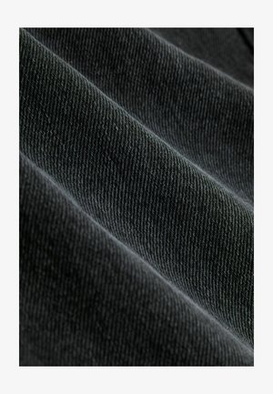 Tamsiai pilka audinio medžiaga su briaunuota tekstūra, rodanti įstrižaines linijas ir minkštą, šiek tiek blizgančią paviršių. Lanksti ir lygi.