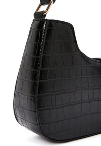 Borsa nera in pelle stampata a croco con una trama liscia, forma curva e hardware dorato. Presenta un attacco per una tracolla corta.