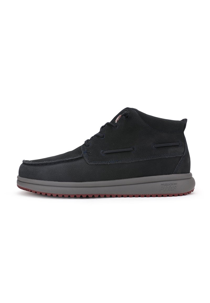 Stivali chukka in suede nero con profilo basso, punta arrotondata, suola in gomma grigia con motivo di trazione rosso e design con lacci.