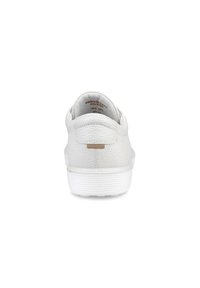 Baskets en cuir blanc avec une finition texturée, un design arrondi, et un léger accent beige à l'arrière. Équipées d'une semelle en caoutchouc blanc rembourrée.