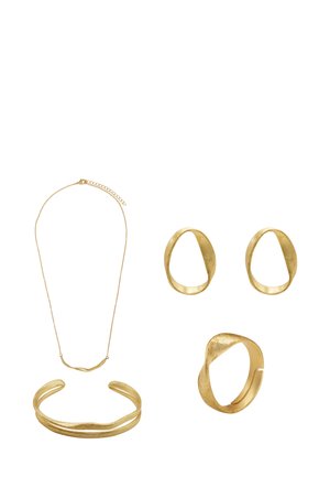 Goldschmuckset mit einer Halskette, zwei Tropfenohrringen, einem Armreif und einem Ring. Strukturiertes Finish mit glatten, organischen Formen.