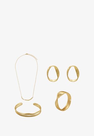 Goldschmuckset mit einer Halskette, zwei Tropfenohrringen, einem Armreif und einem Ring. Strukturiertes Finish mit glatten, organischen Formen.