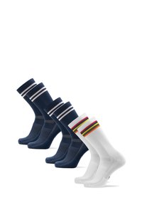 Cuatro calcetines azul marino con dos rayas blancas y dos calcetines blancos con rayas roja, verde, amarilla y naranja en la parte superior.