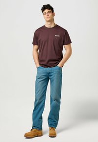 Wrangler VINTAGE TEE - Printtipaita - mahogany