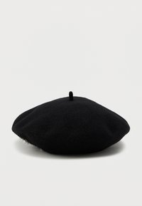 Μαύρο μάλλινο μπερέ με μικρό βρόχο στην κορυφή, διακοσμημένο με μια μερική σειρά λευκών πέρλων κατά μήκος μιας πλευρικής άκρης.