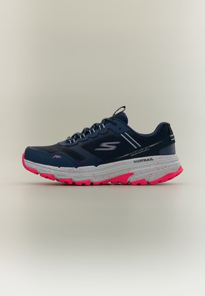 Chaussure de trail bleu marine et rose avec semelle épaisse, tige en mesh et design à lacets, étiquetée "GOTRAIL" et "water repellent."