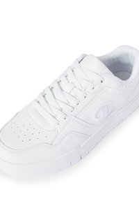Witte leren sneaker met geperforeerde neus, gevoerde kraag, vetersluiting en subtiele geborduurde logo aan de zijkant.