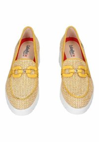 Scarpe slip-on gialle intrecciate con suola bianca, caratterizzate da un'aggiunta decorativa di catena gialla e rivestimento interno rosso.