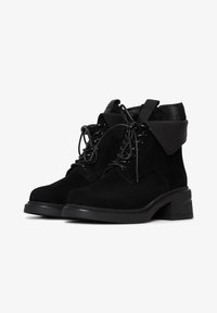 Wybrany, black suede