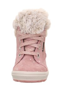 Rosa Wildlederschuh mit Fellbesatz, silbernem Sternenmuster und metallischen Schnürsenkeln. Gummisohle mit strukturierten Details für besseren Halt.