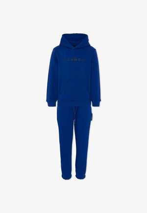 Blauwe hoodie en sweatpants set gemaakt van zacht katoen. Bevat een voorzak, een taille met trekkoord en de tekst "JOHN RICHMOND" gedrukt in zwart.