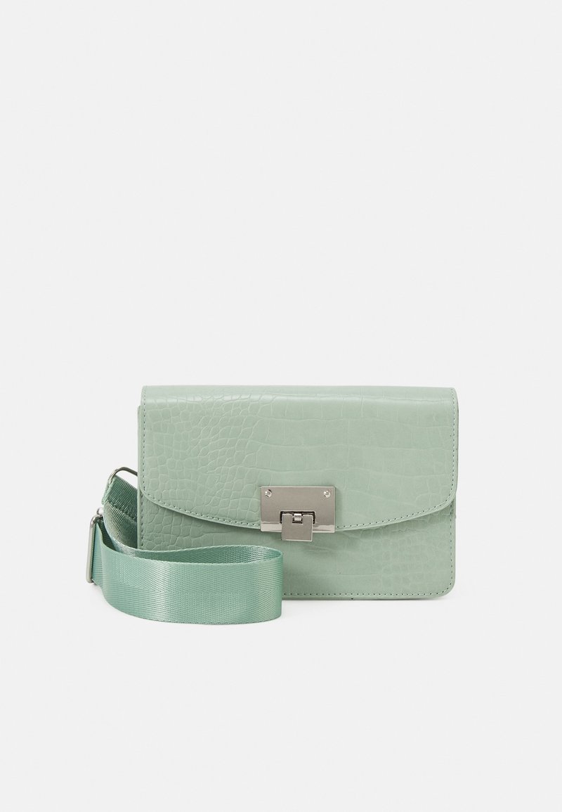 Borsa a tracolla in tessuto croco verde chiaro con gancio argentato. Cinghia in satin regolabile. Finitura liscia, forma rettangolare.