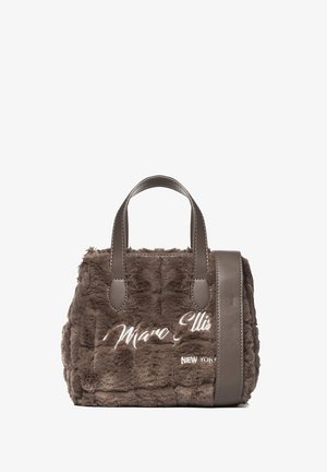 Borsa a tracolla marrone in pelliccia sintetica con design trapuntato, manici in pelle e tracolla removibile. Presenta il nome del marchio ricamato in bianco.