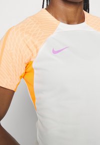 Nike Performance Sportovní tričko - off-white