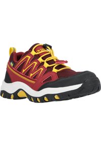Chaussure de sport rouge et noire avec une tige en maille, accents jaunes et lacets à réglage rapide. Dispose d'une semelle robuste avec traction noire et jaune.