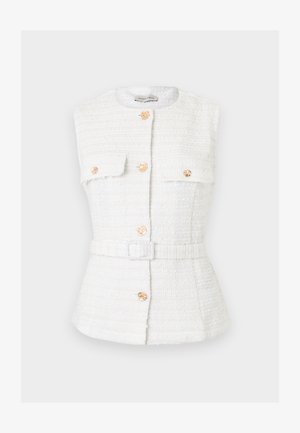 Veste sans manches blanche texturée avec boutons dorés, deux poches poitrine, encolure ronde et ceinture assortie en tissu à la taille.