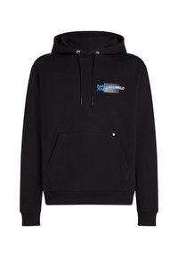 Sudadera negra de tejido suave con un bolsillo frontal, cordones ajustables y un logo gráfico en azul y blanco en el pecho.