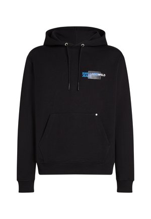 Czarna bluza z kapturem z miękkiego materiału z przednią kieszenią, regulowanymi sznurkami oraz graficznym logo w niebieskim i białym kolorze na klatce piersiowej.