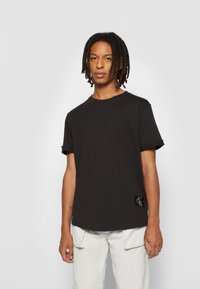 Calvin Klein Jeans BADGE TURN UP SLEEVE - T-shirts print - black