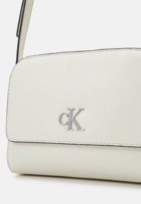 Calvin Klein Jeans MINIMAL MONOGRAM CAMERA BAG - Torba čez telo - creamy white