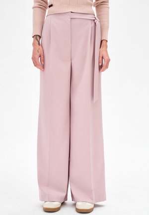 - Spodnie materiałowe