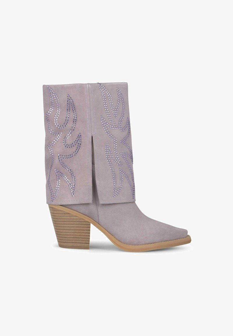 Bottes de cowboy en suede gris avec un bout pointu, ornées de détails violets et d'un talon haut à nervures. Détail de fente sur le côté.