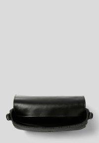 Svart läder clutchväska med rundad klaffstängning. Inuti är den fodrad och har en slät yta. Enkelt design utan synlig hårdvara.