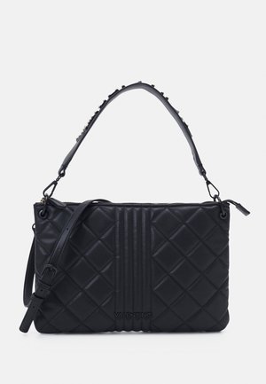 Zwarte doorgestikte leren handtas met verstelbare schouderriem en bovenhandgreep met studs, met verticale stiksels en Valentino-logo middenvoor.