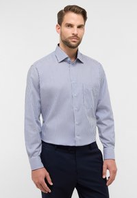 Gestreepte overhemd in wit en marineblauw, lichtgewicht stof, knoopsluiting aan de voorkant, omvouwbare kraag en enkele borstzak.