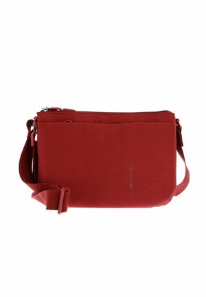 Borsa a tracolla rettangolare rossa realizzata in materiale strutturato, con chiusura a zip, tracolla regolabile e un logo discreto sul lato.