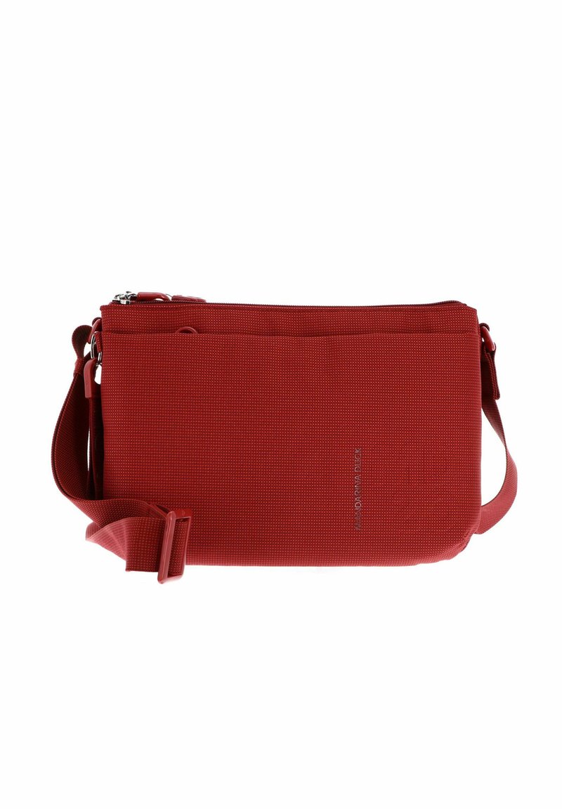 Borsa a tracolla rettangolare rossa realizzata in materiale strutturato, con chiusura a zip, tracolla regolabile e un logo discreto sul lato.